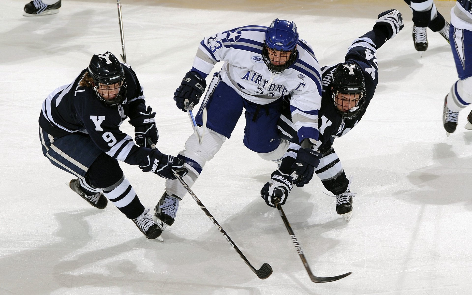 爱游戏官方-足球比赛中球员身手敏捷，踢进精彩进球，足球进攻球员